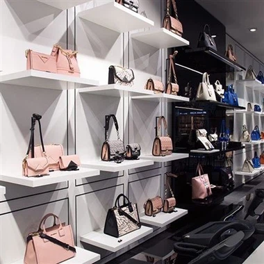 Jaemüügikottide poe väljapanekuriiul ja klaasist vitriin